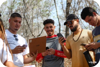Equipe Visão Coop conversando ao ar livre