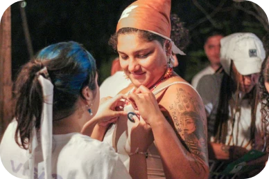 Mulher da equipe Visão Coop colando adesivo