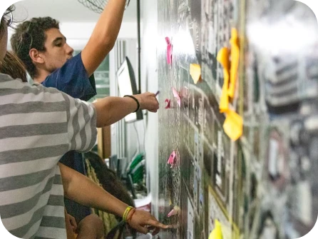 Pessoas escrevendo em parede - Visão Coop