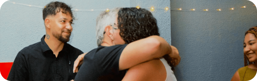 Pessoas se abraçando - equipe Visão Coop