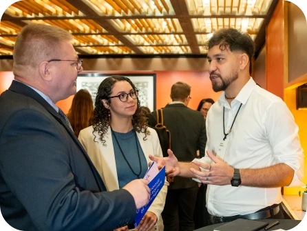 Representante da Visão Coop conversando em evento